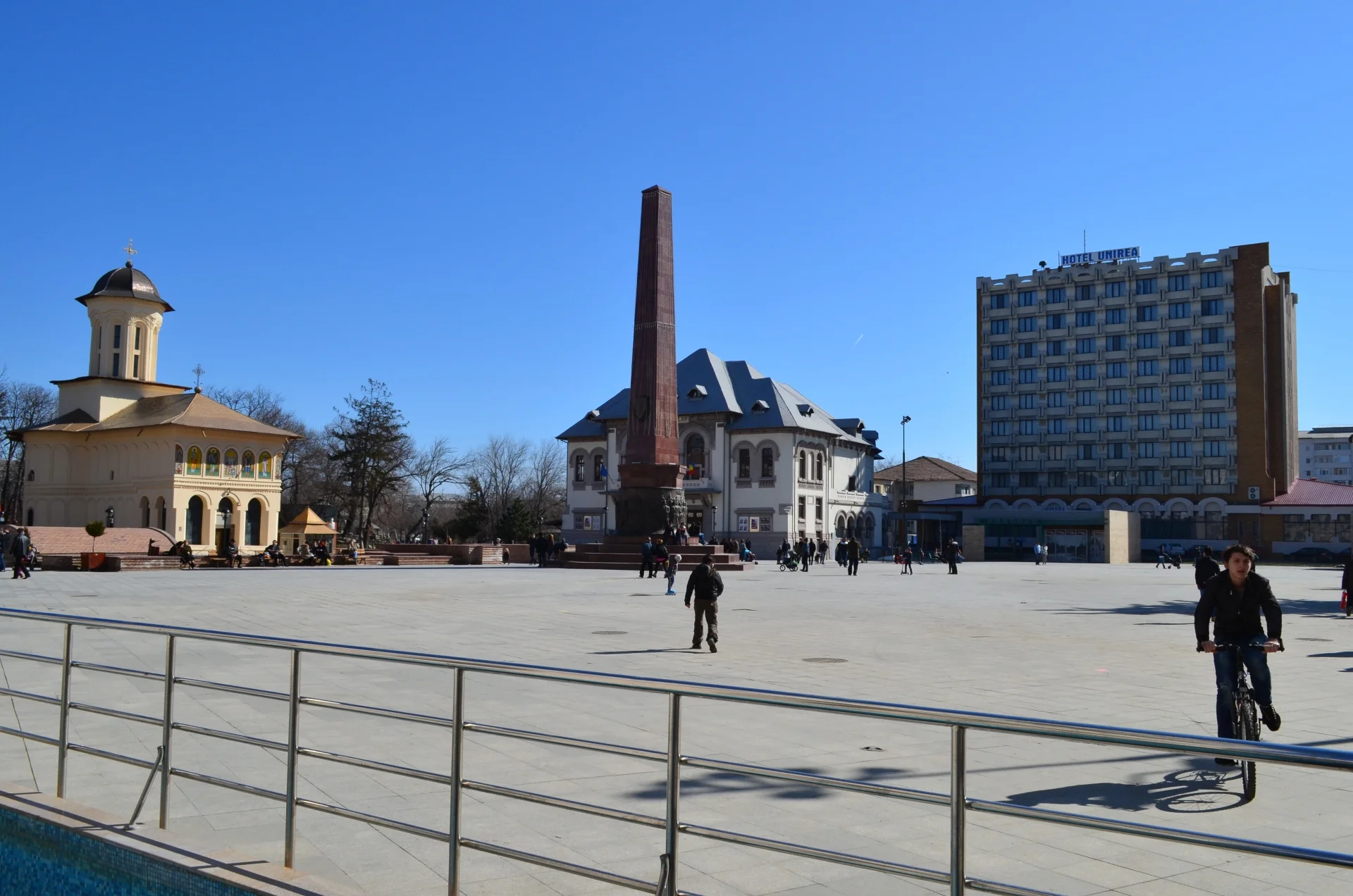 Piața Unirii din Focșani, cu biserica, Obeliscul Unirii, Ateneul Popular și Hotel Unirea